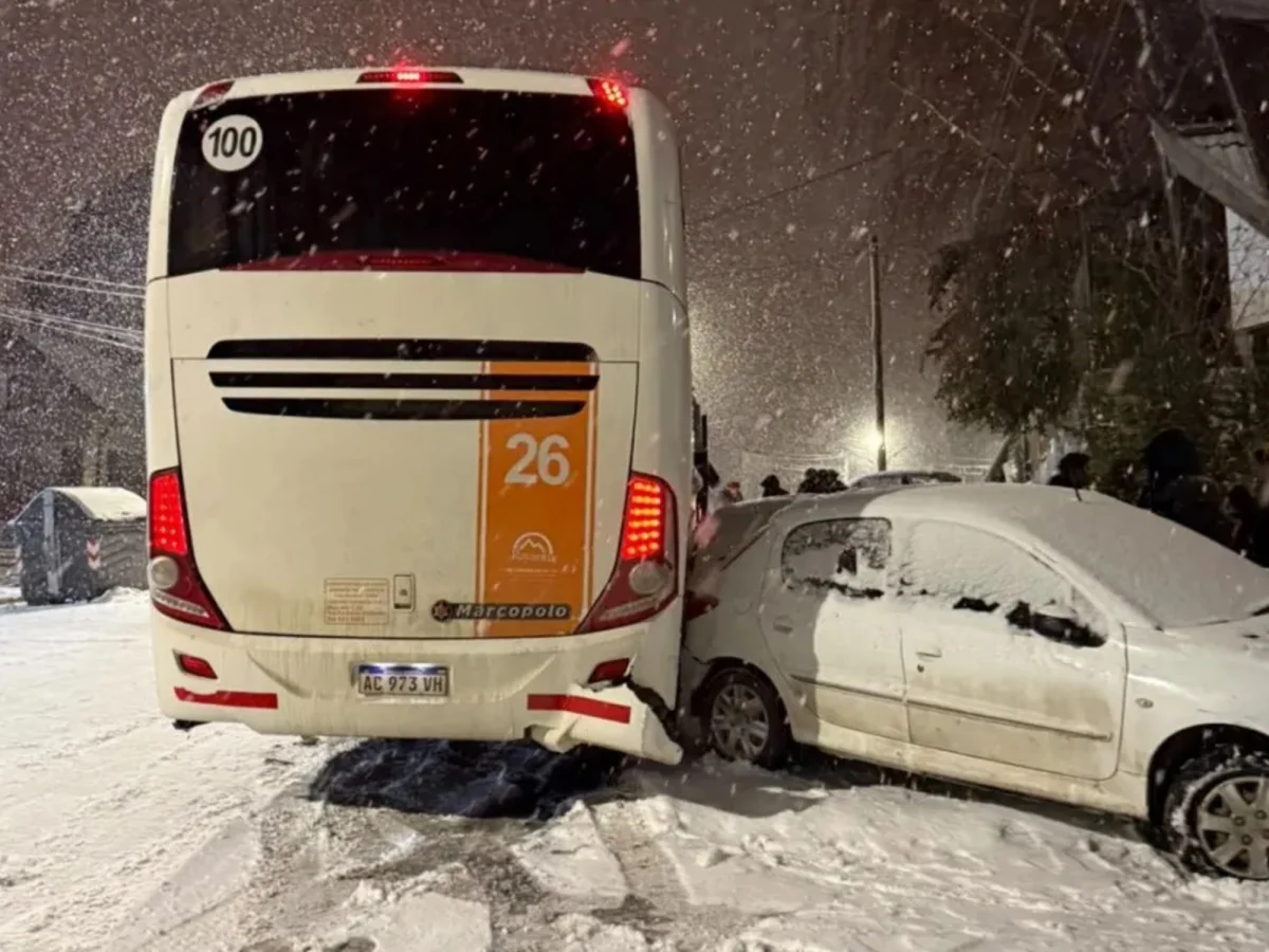 Accidente en Bariloche: un micro choca contra siete autos durante la nevada
