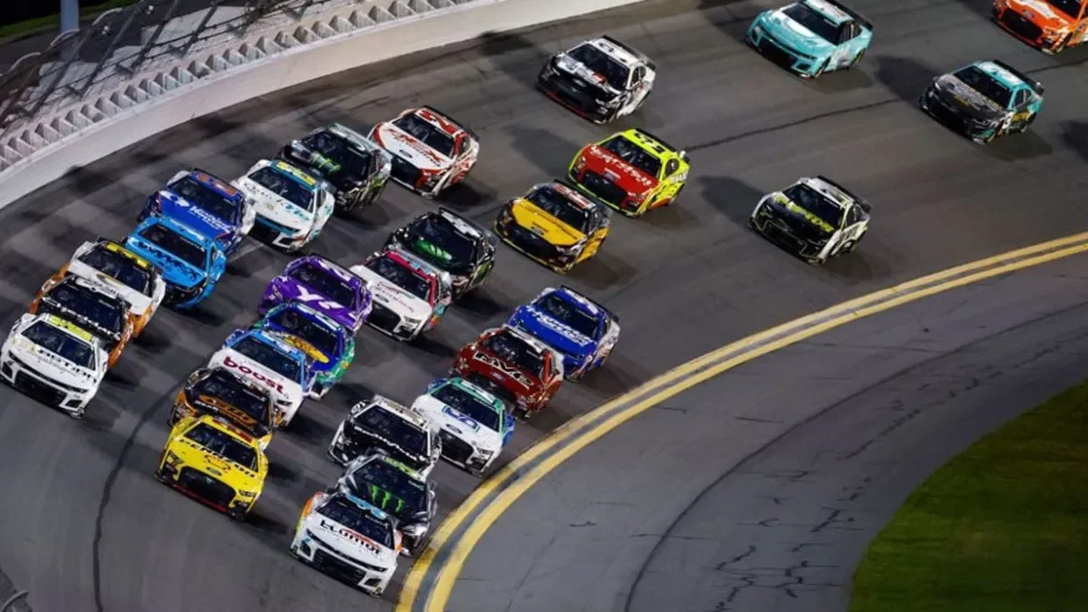 Accidente en carrera de NASCAR deja 15 vehículos involucrados y varios heridos