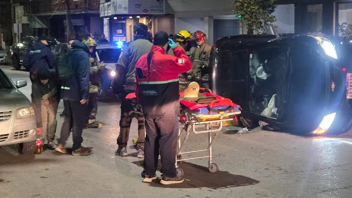Accidente en el centro de Neuquén: conductor atrapado tras volcar su vehículo