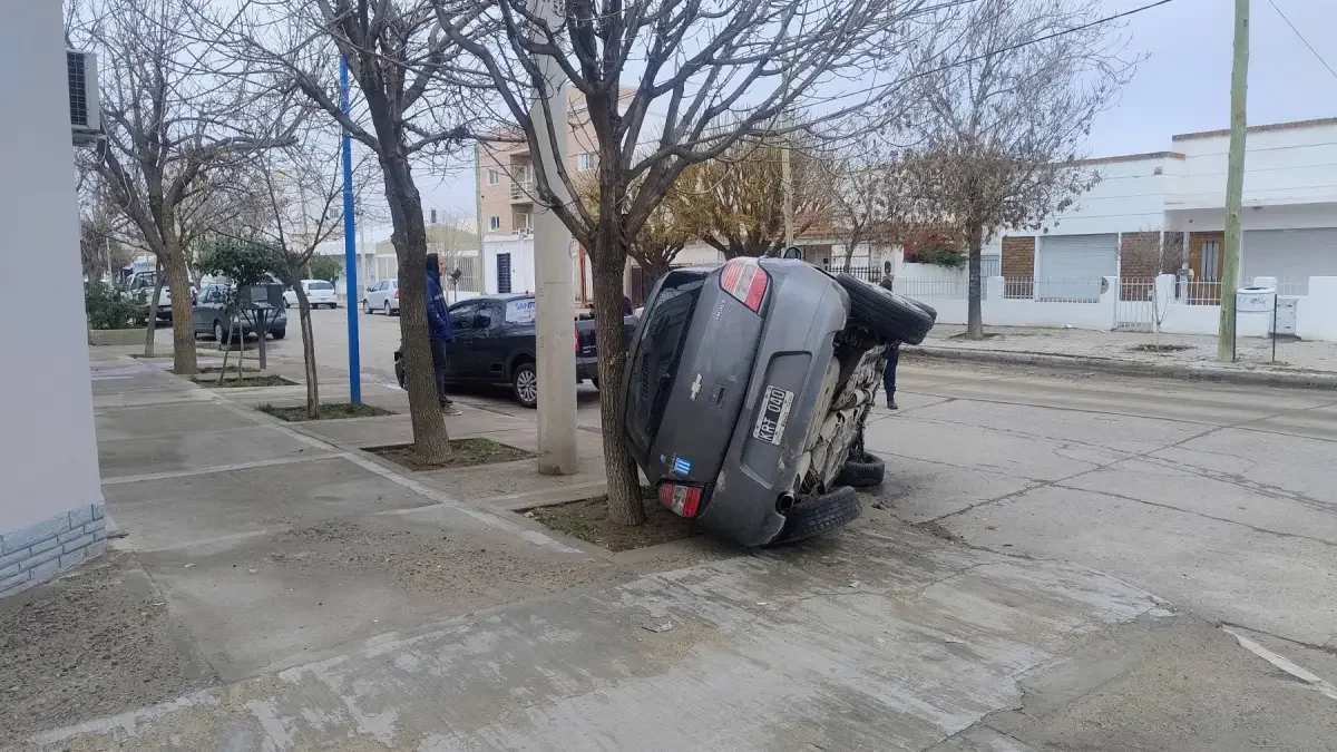 Accidente en el centro de Roca: auto vuelca tras colisión entre dos vehículos