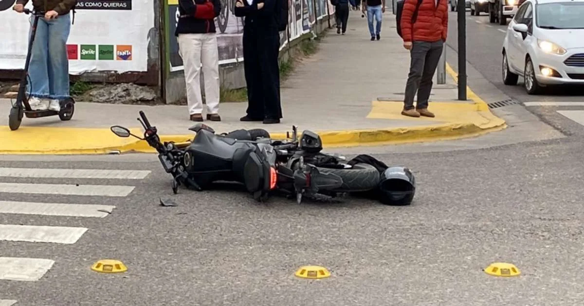 Accidente en el ingreso a la UNCo: un motociclista resulta herido tras colisión con camioneta