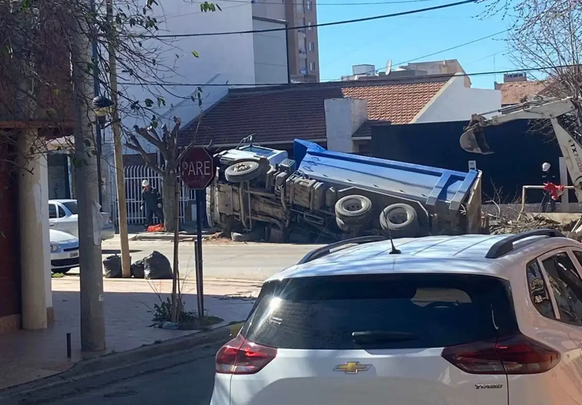 Accidente en el oeste de Neuquén: camión vuelca y genera complicaciones en la ruta