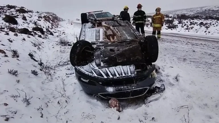 Accidente en la Ruta 237: viajeros vuelcan y alertan sobre el estado del camino