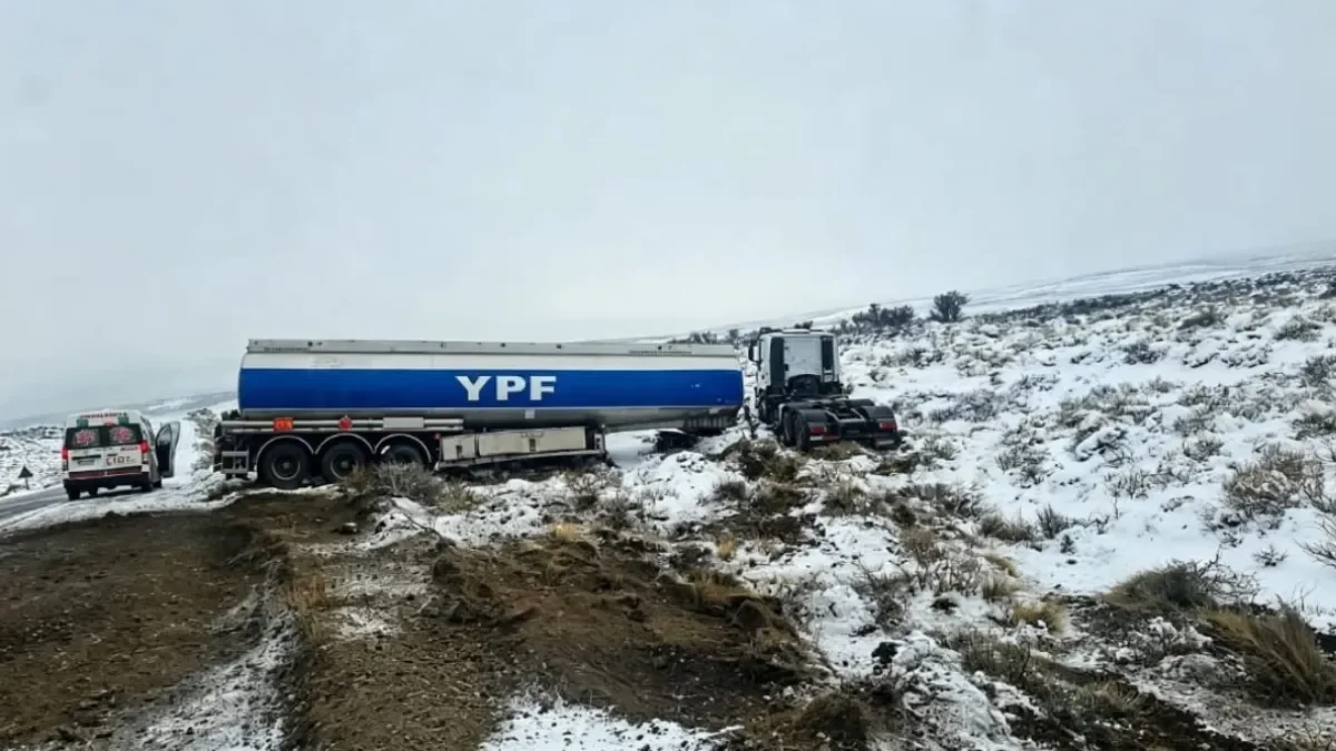 Accidente en la ruta: camión de YPF y un militar despistan en condiciones peligrosas