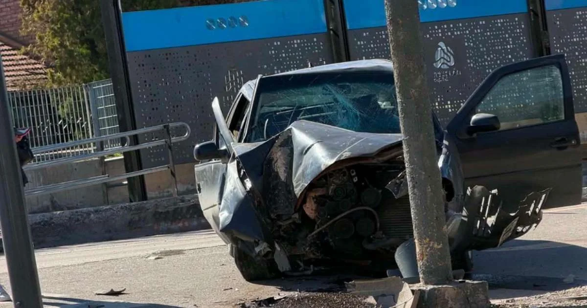 Accidente en Neuquén: un auto daña un poste al intentar evitar a un ciclista