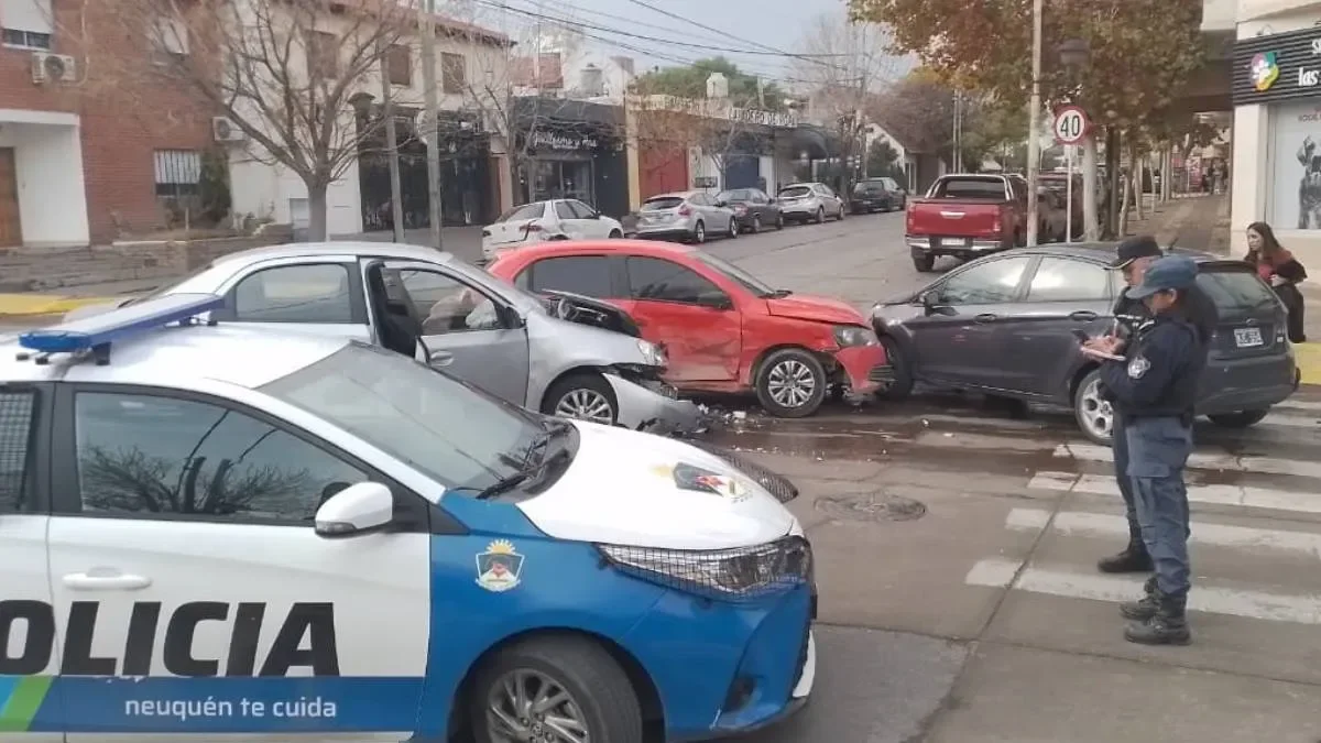 Accidente en Neuquén: varios heridos tras colisión múltiple en el centro oeste