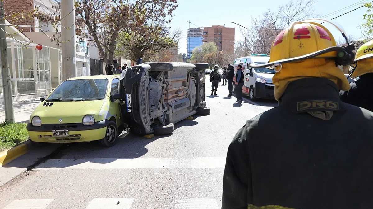 Accidente en pleno centro de Neuquén: mujer atrapada tras vuelco y choque