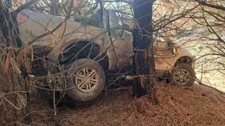 Accidente en Ruta 13: presidente de la Federación Neuquina de Automovilismo vuelca y queda atrapado entre árboles