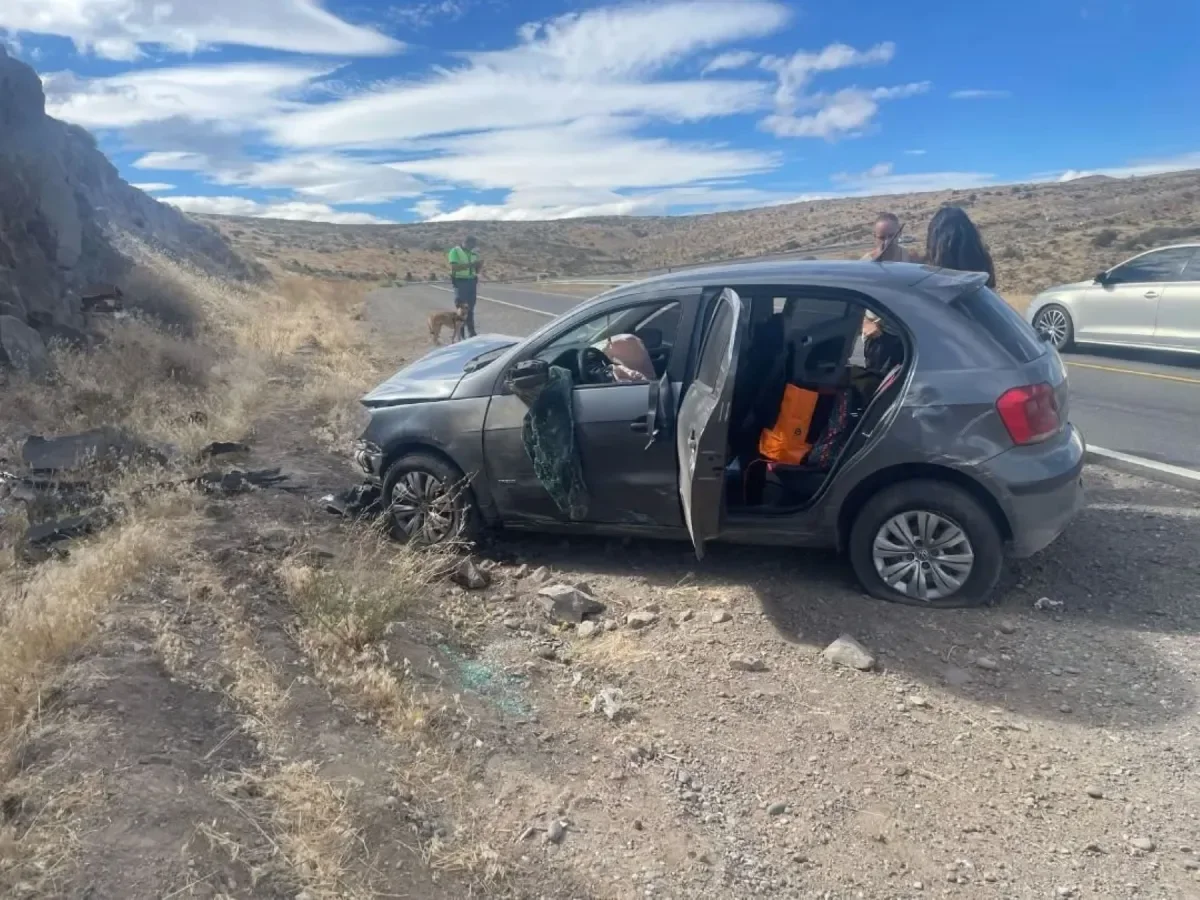 Accidente en Ruta 237: volcadura y choque contra la montaña en Piedra del Águila