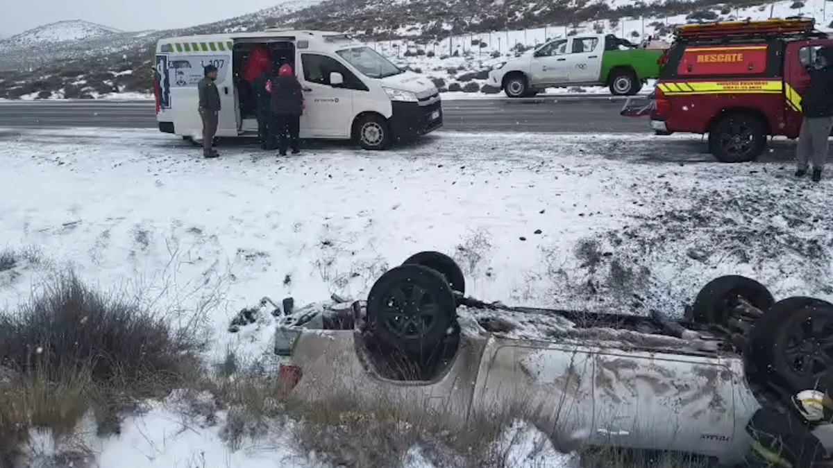 Accidente en Ruta 40: cuatro funcionarios de Educación son asistidos tras siniestro