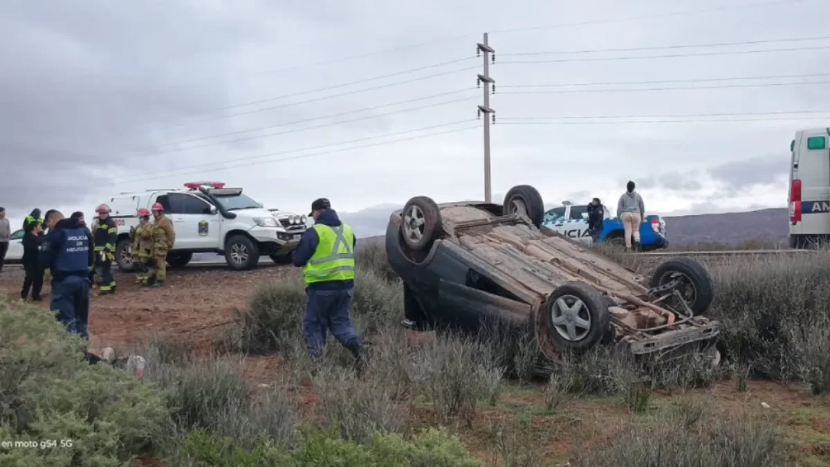 Accidente en Villa El Chocón: un auto vuelca tras perder el control