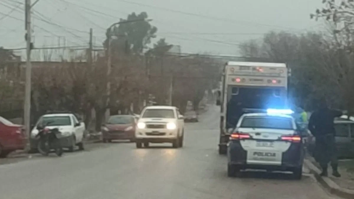 Accidente en Zapala: motociclista atropella a recolector de residuos al no frenar a tiempo