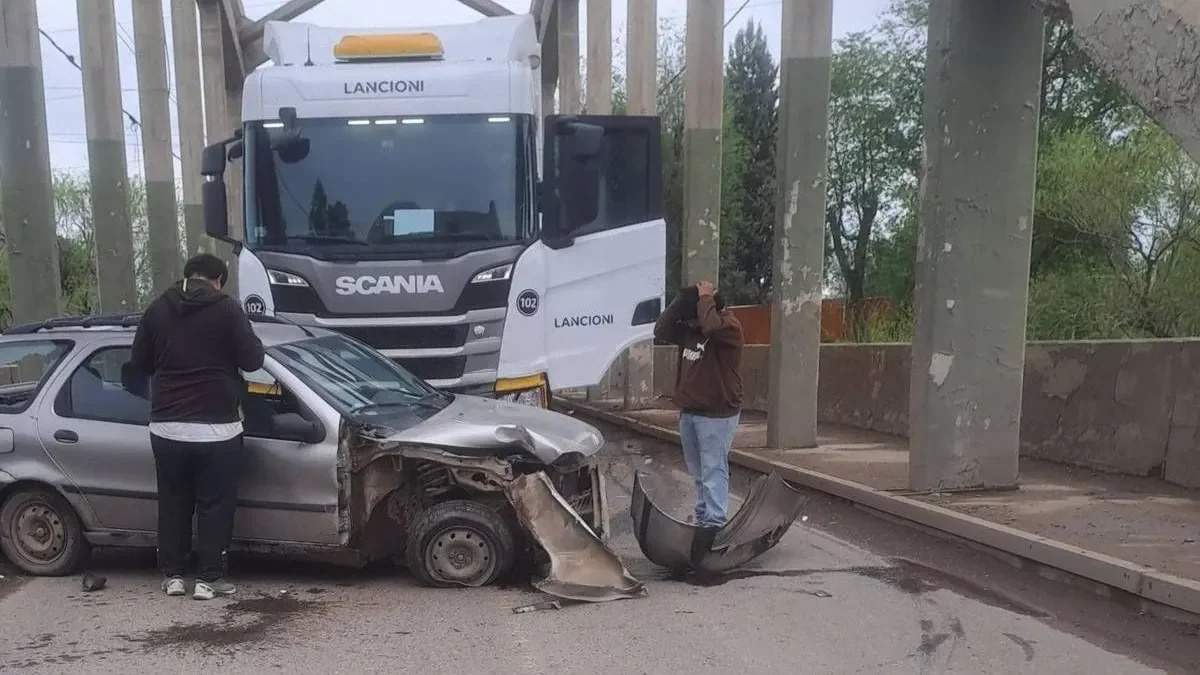 Accidente entre camión y auto genera caos en los puentes entre Neuquén y Cipolletti