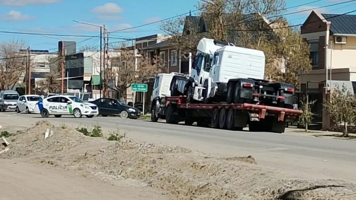 Accidente fatal en Cipolletti: un hombre de 55 años pierde la vida tras choque con camión