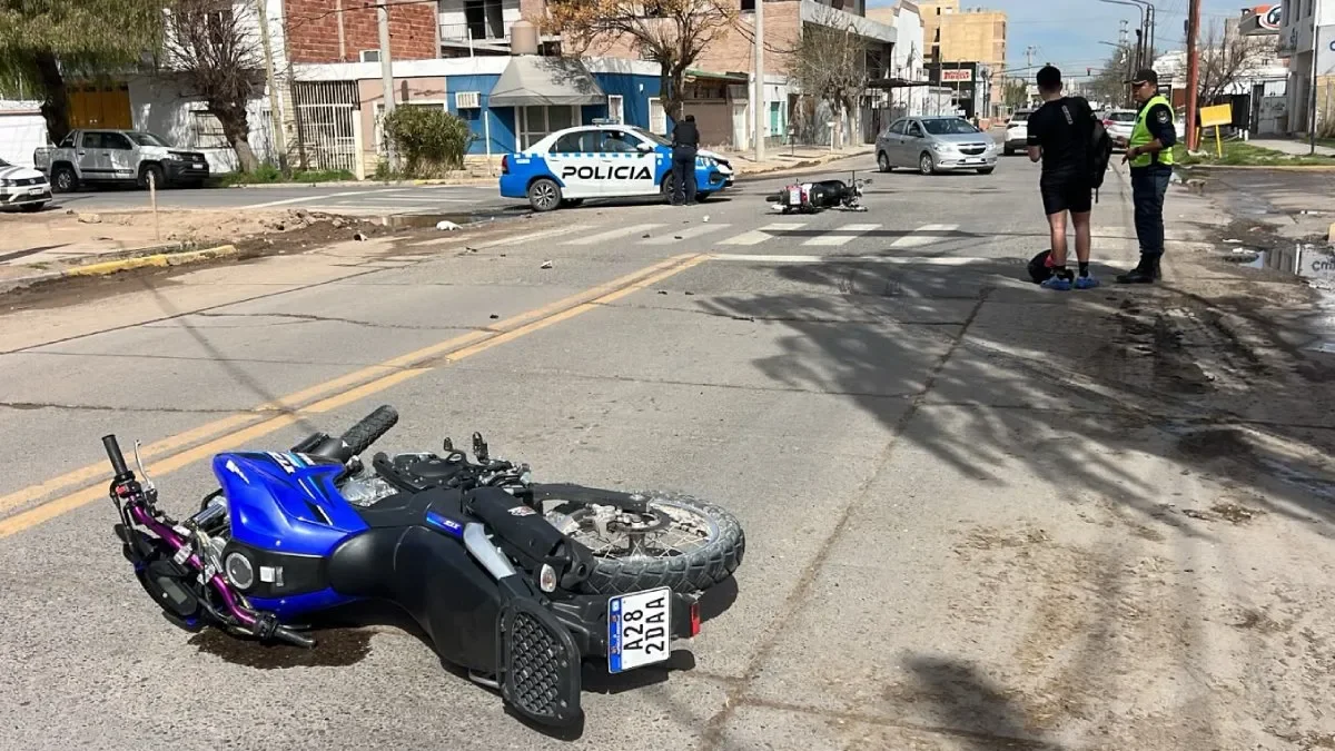 Accidente grave en Neuquén: dos motociclistas hospitalizados tras colisión