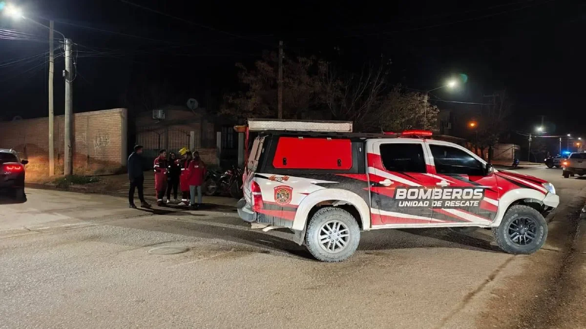 Accidente grave en Zapala: un motociclista hospitalizado tras colisión con auto
