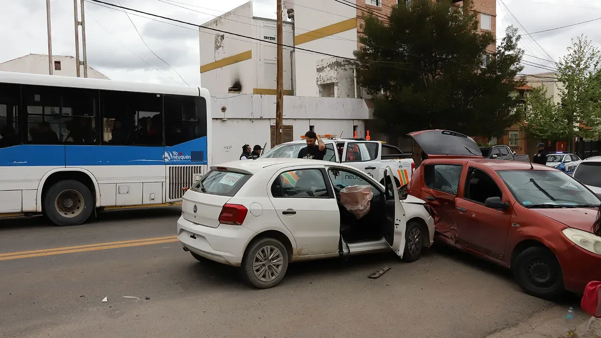 Accidente múltiple en la ruta: tres vehículos involucrados y un cole afectado