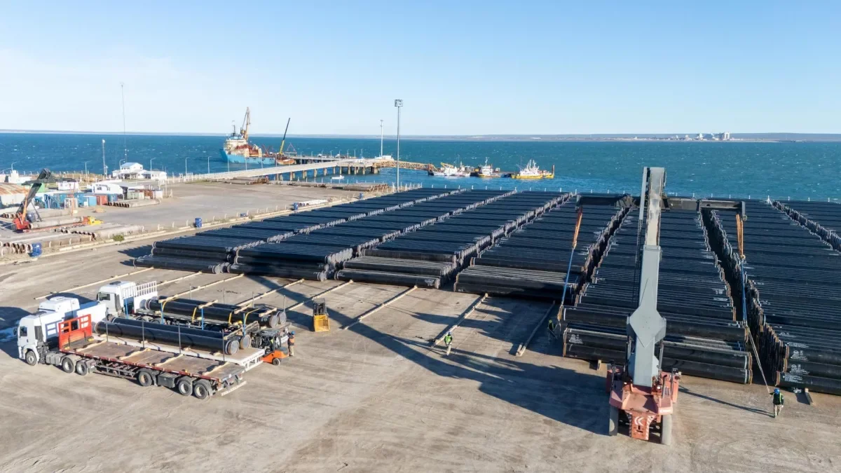 Acelera la construcción del gasoducto San Matías con más de 6.300 caños en Río Negro