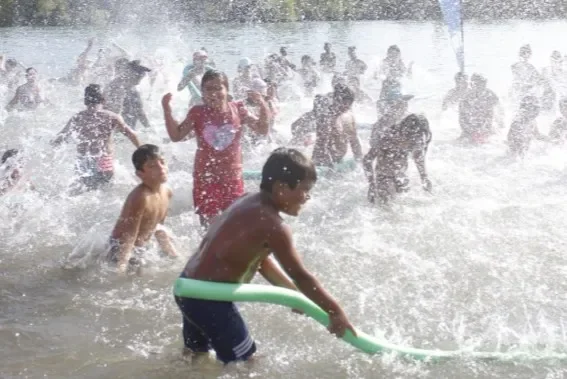 Actividades gratuitas de verano en Neuquén: horarios de juegos acuáticos y clases en balnearios