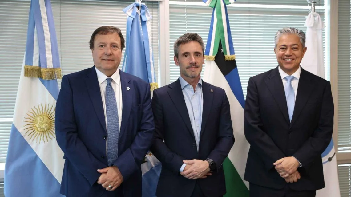 Acuerdo estratégico entre Río Negro y Neuquén para mejorar la conectividad en Vaca Muerta