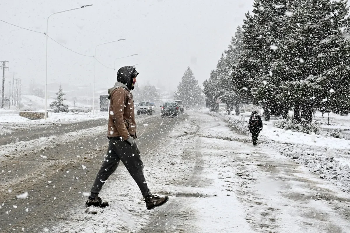 Alerta por frío extremo y nieve: horas críticas en Neuquén y Río Negro antes del invierno