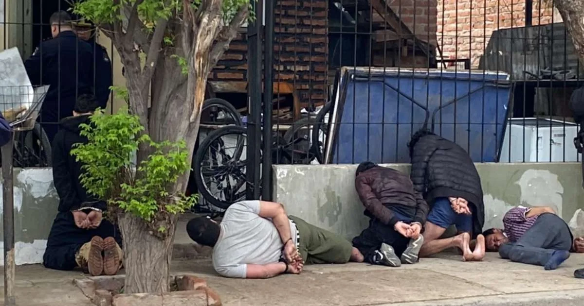 Allanamiento en Neuquén: cinco detenidos por robo de auto y secuestro de bicicletas