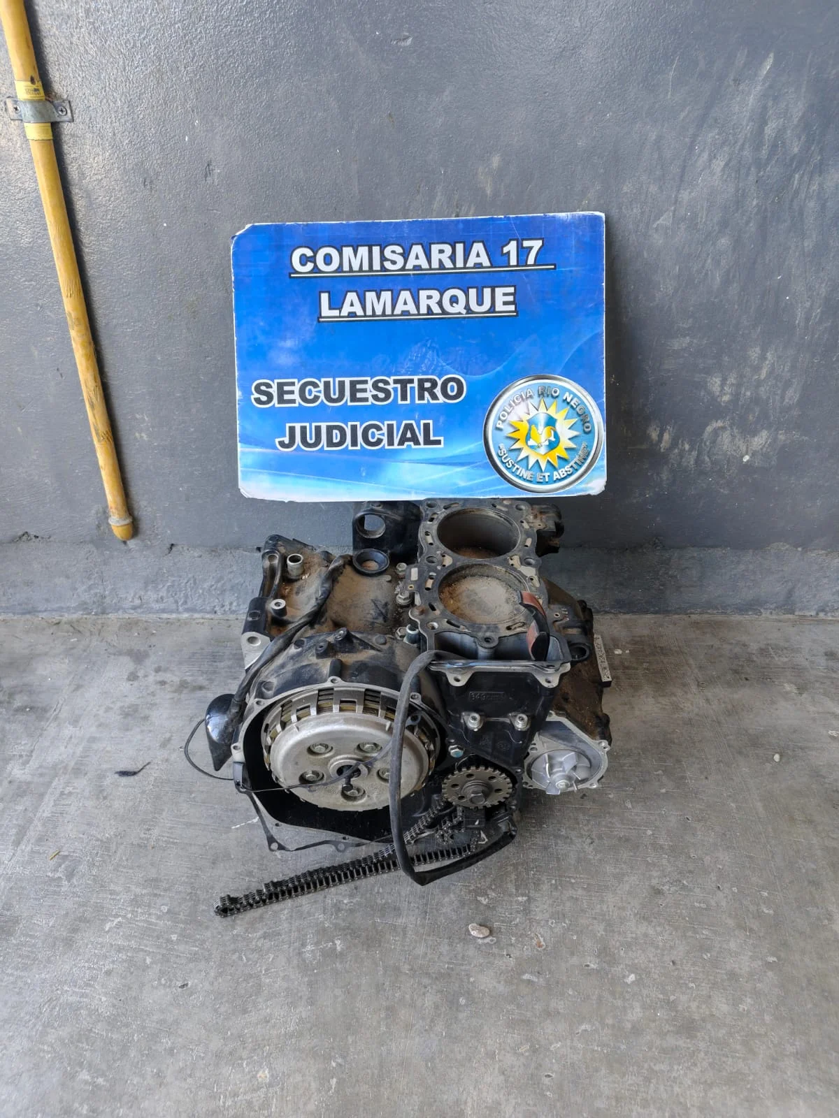 Allanamiento en Neuquén: recuperan moto, arma y motor robado