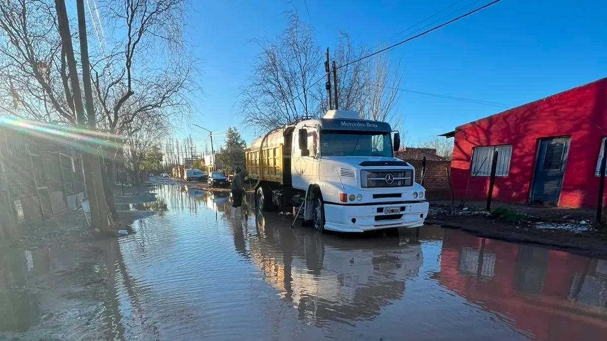 Amplio operativo en Plottier para asistir a barrios afectados por intensas lluvias