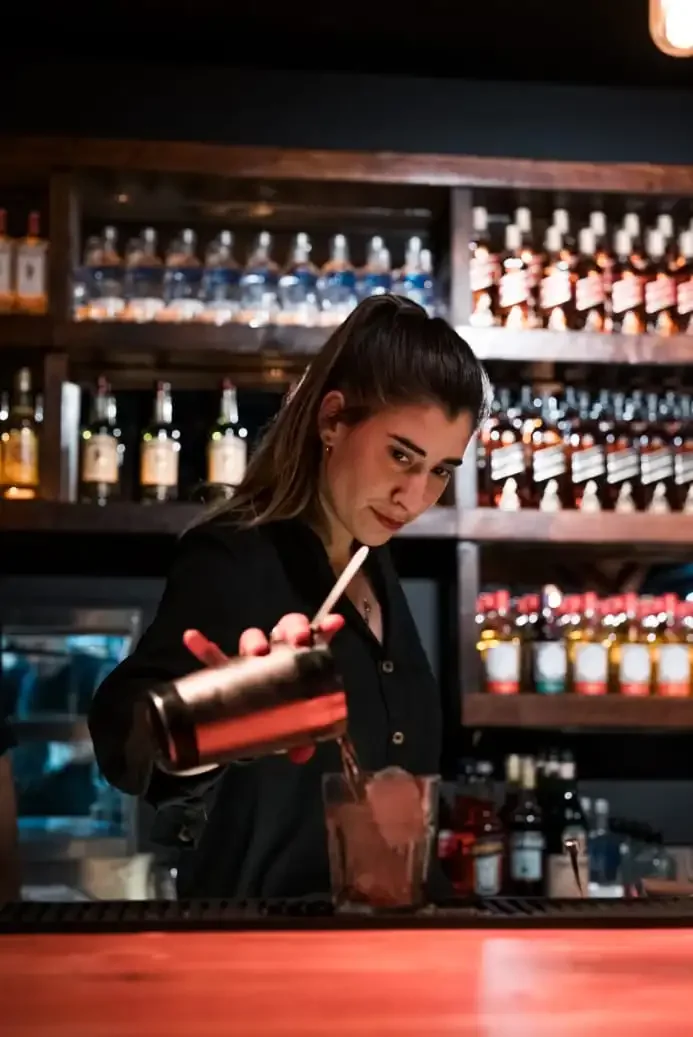 Ani Barbosa: la bartender que se destaca en los eventos más exclusivos de Bariloche