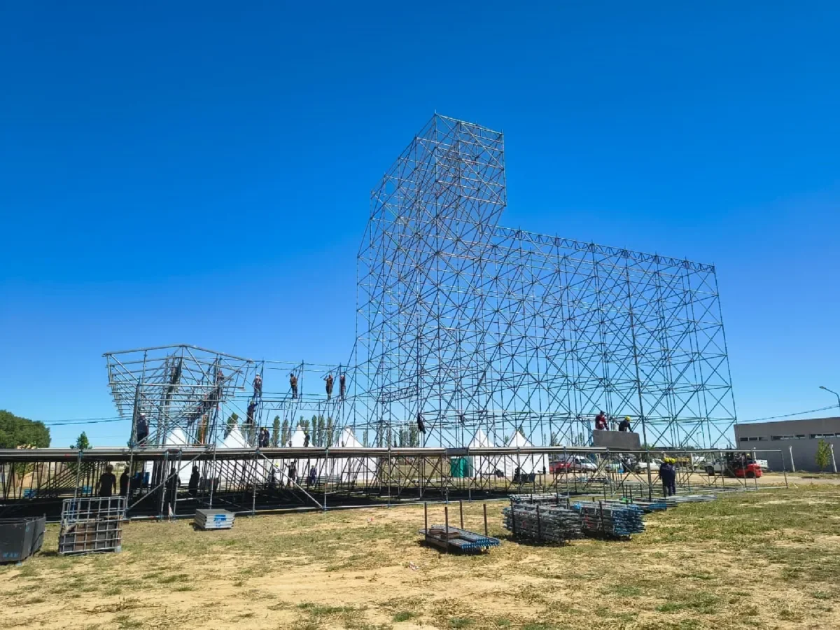 Avanza la preparación del escenario principal para la Fiesta de la Manzana en Roca