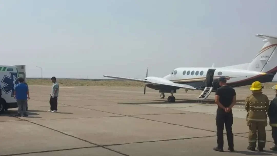 Avión B-200 realiza traslado sanitario urgente de paciente crítico en Zapala