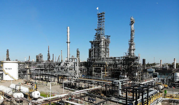 Axion Energy ajusta su refinería en Campana para adaptarse a la producción de Vaca Muerta