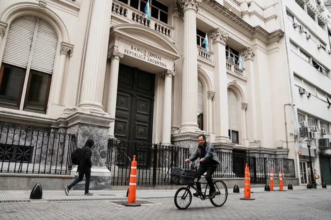 Banco Central adquiere US$128 millones en un intento por fortalecer reservas