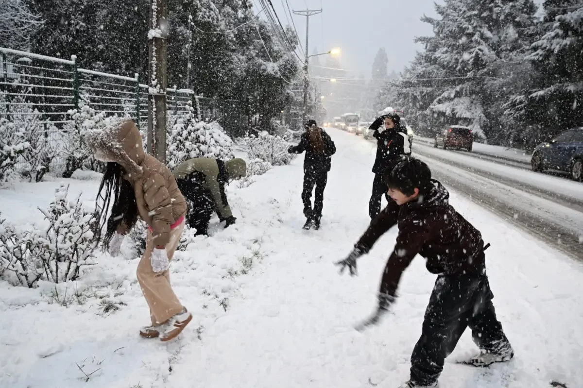 Bariloche enfrenta complicaciones en rutas y calles por acumulación de nieve