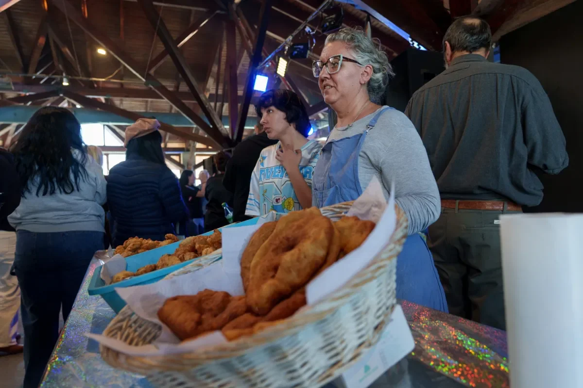 Bariloche revive tradiciones patrias con un concurso de empanadas y tortas fritas