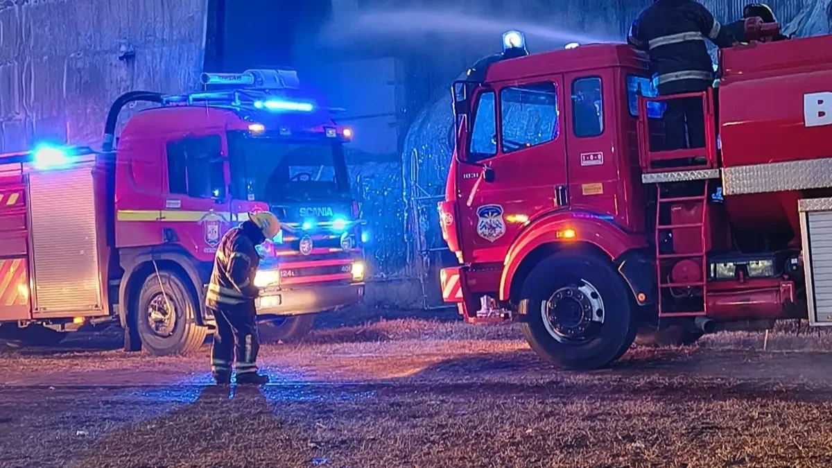 Bomberos advierten sobre la prolongada lucha contra el incendio en el depósito de La Anónima