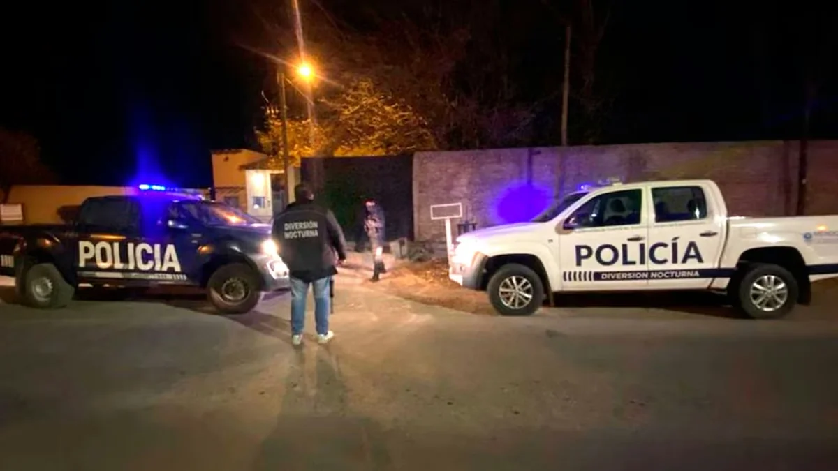 Brutal asesinato en Mendoza: un hombre apuñala al novio de su ex y quema la vivienda