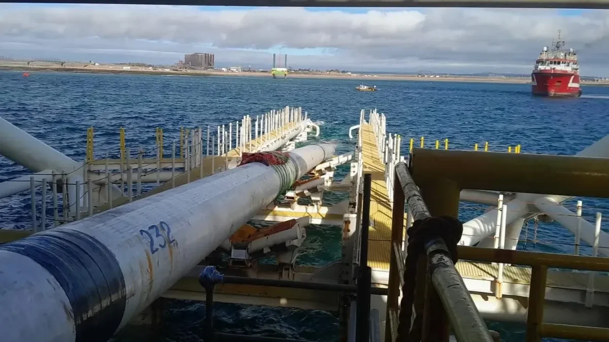 Buzos de Río Negro trabajan en la instalación de cañerías para Vaca Muerta