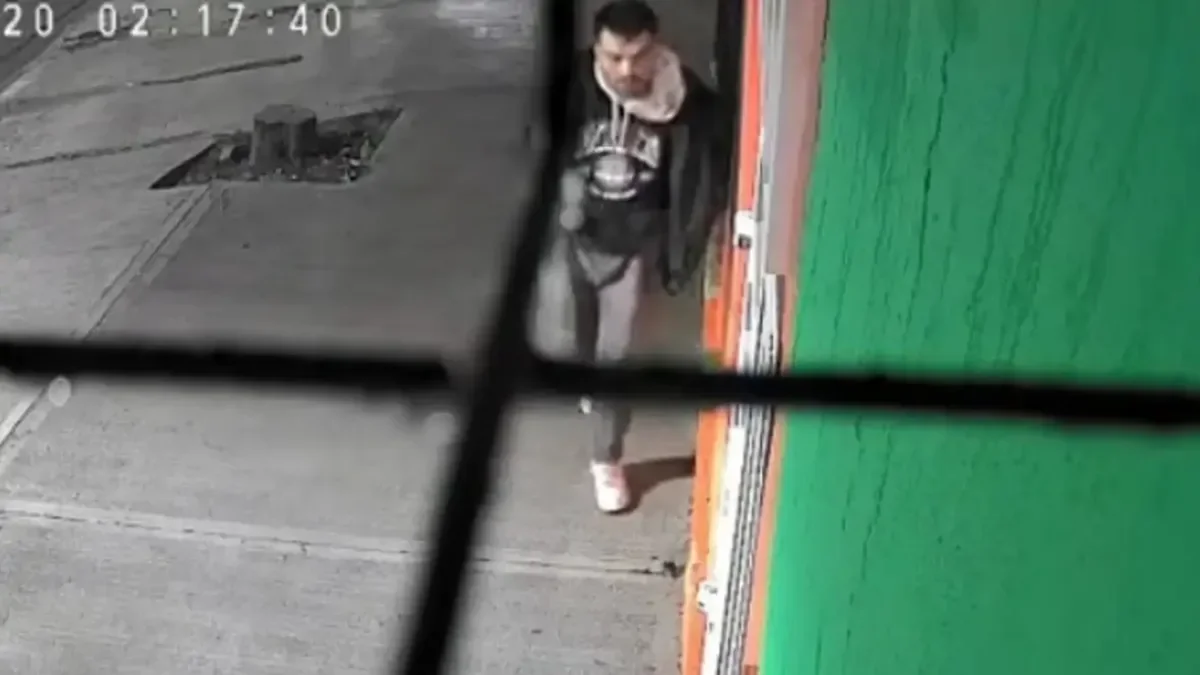 Cámara de seguridad capta intento de robo en un almacén tras activación de alarma