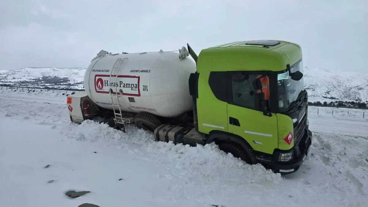 Camión que transportaba gas vuelca y genera alerta en la ruta