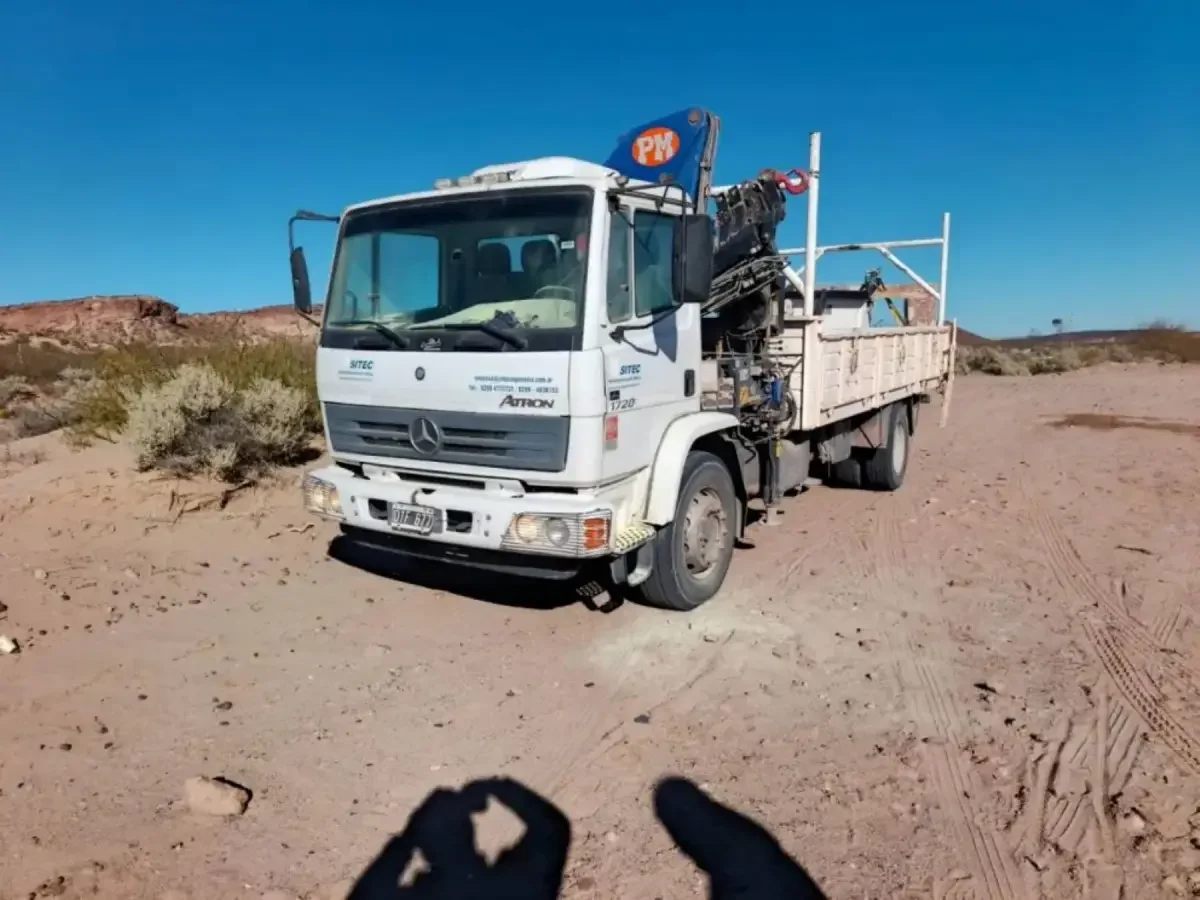 Camión robado de un yacimiento hallado en la Ruta 6 sin ocupantes