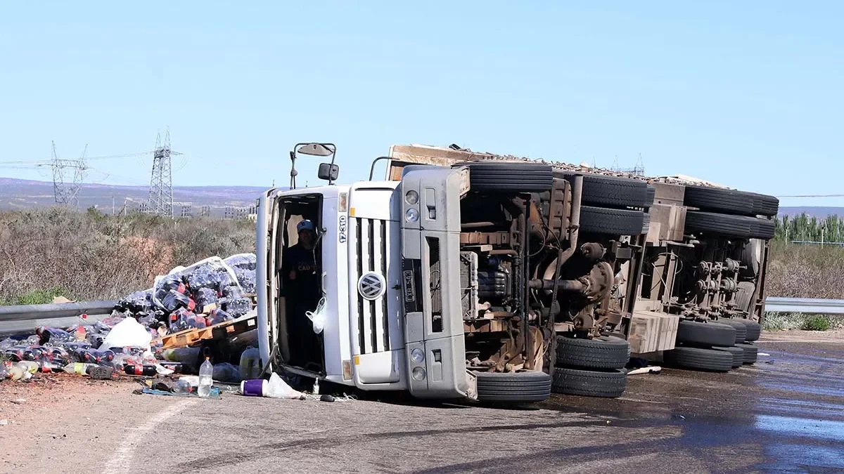 Camión vuelca en Autovía Norte y genera derrame de combustible significativo