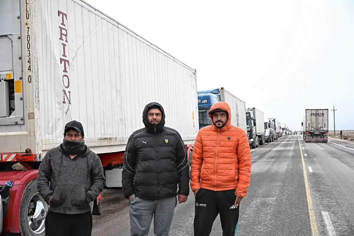 Camioneros varados en Neuquén: la difícil espera en la ruta hacia Chile