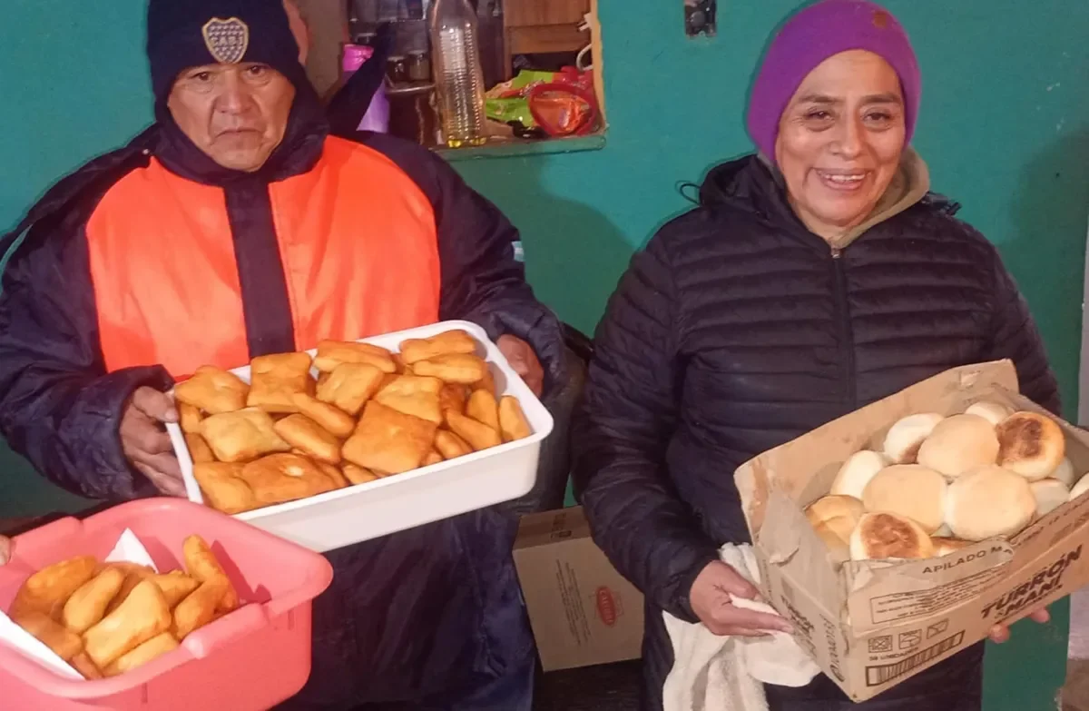 Camioneros varados en Zapala reciben apoyo solidario con tortas fritas y pan