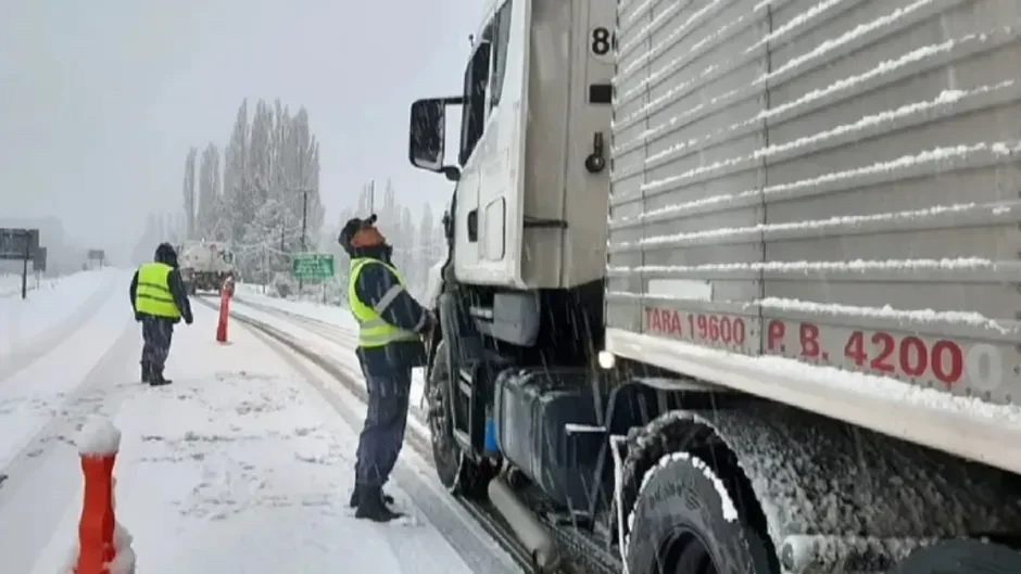 Camiones desviados por restricciones en rutas debido a condiciones climáticas adversas