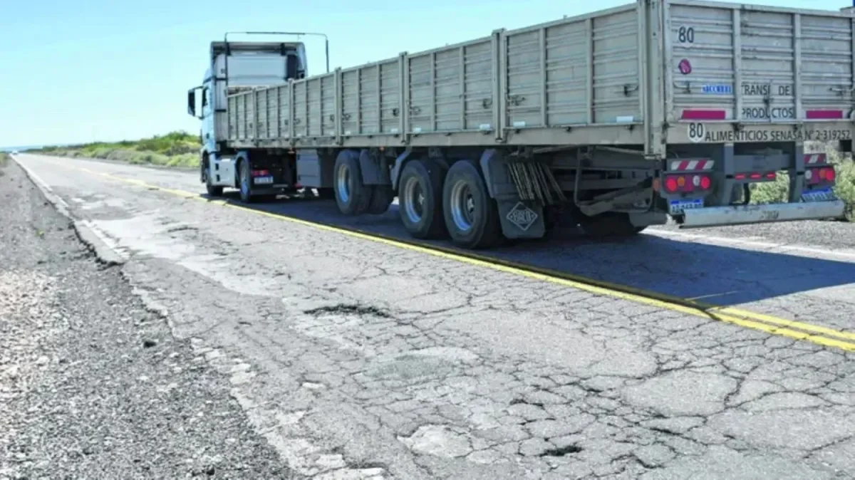 Camiones que atraviesan La Pampa enfrentarán nueva tasa vial por mal estado de rutas