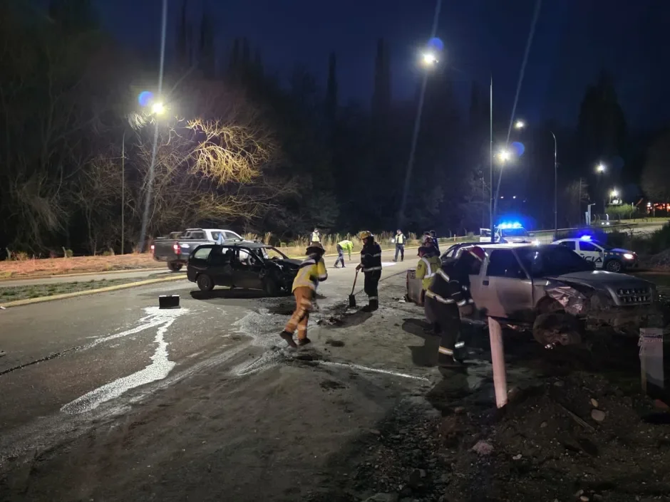 Camioneta sin frenos provoca accidente en Ruta 40 y deja tres heridos