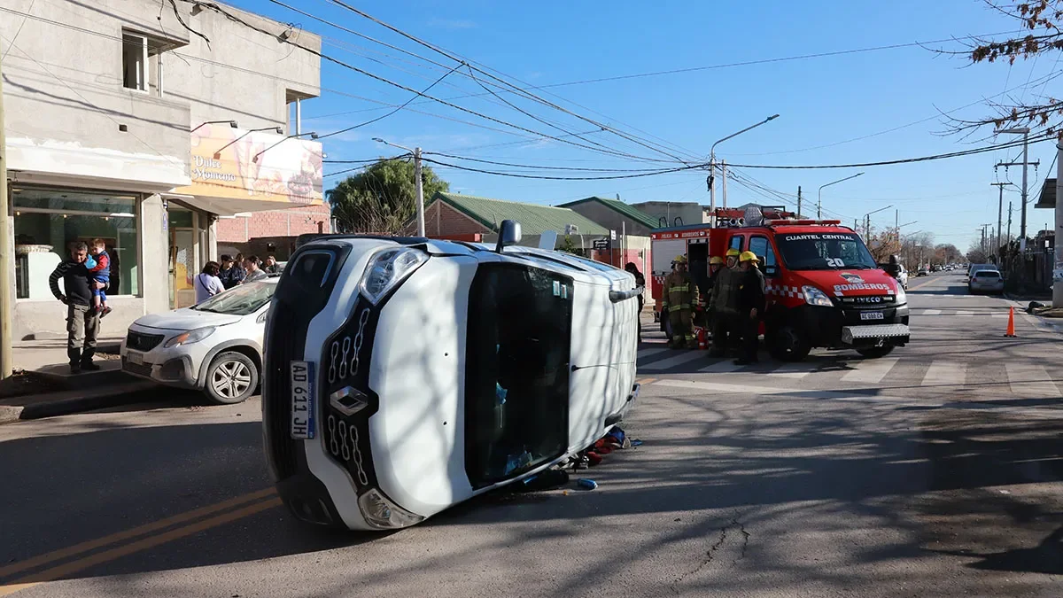 Camioneta volcada en barrio Confluencia: vecinos preocupados por la seguridad vial