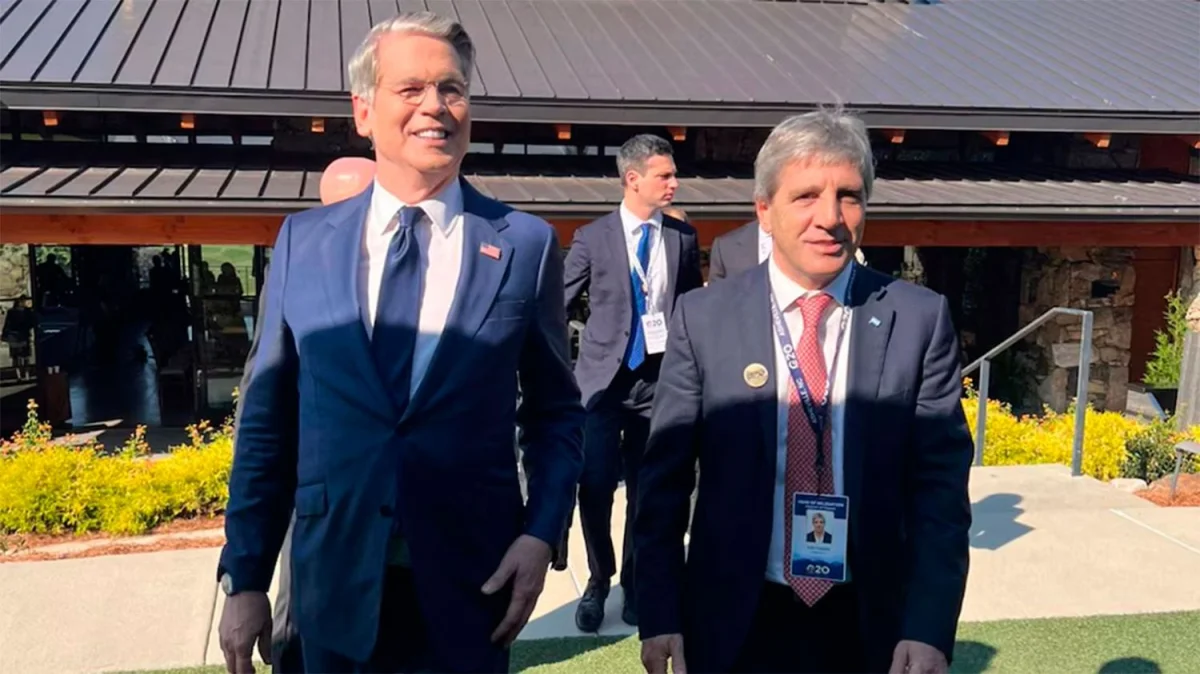 Caputo afirma que Argentina está en camino a cumplir las metas del FMI