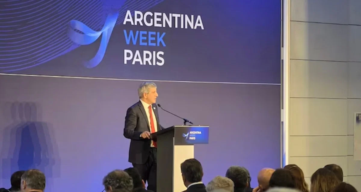 Caputo destaca las posibilidades de inversión en Vaca Muerta durante su visita a Argentina